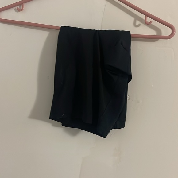 Nikée shorts - Picture 2 of 3